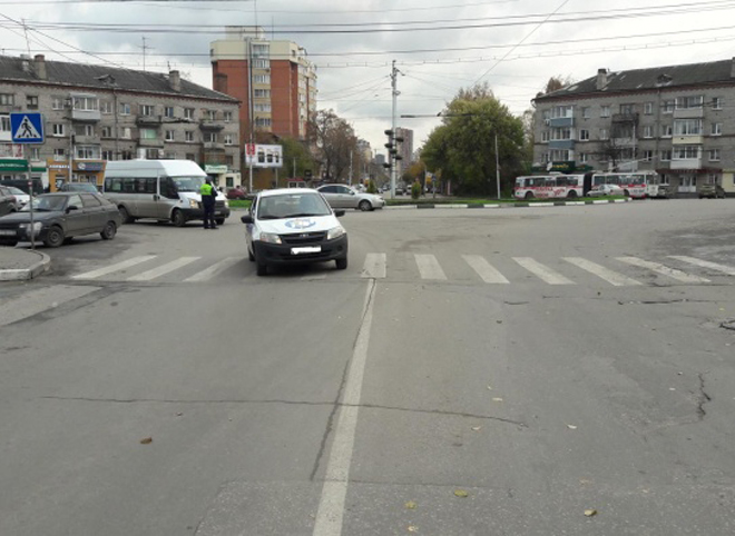 На улице Грибоедова рязанка попала под колеса Lada