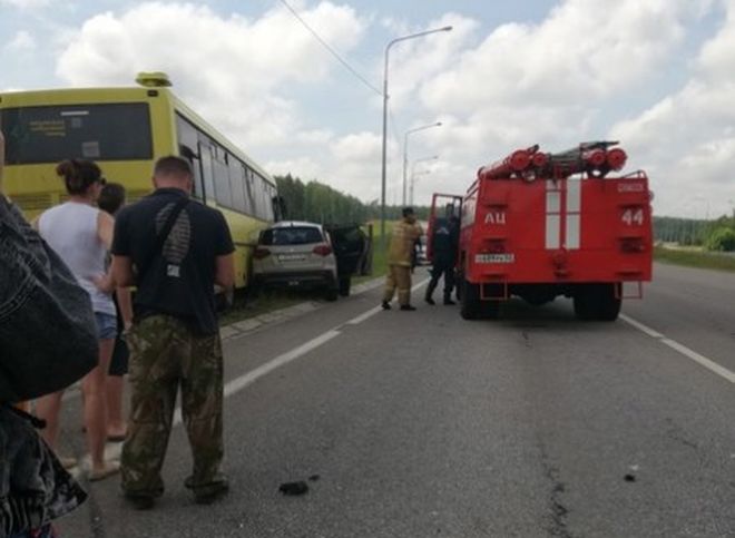 На трассе М5 в Рязанской области иномарка влетела в автобус