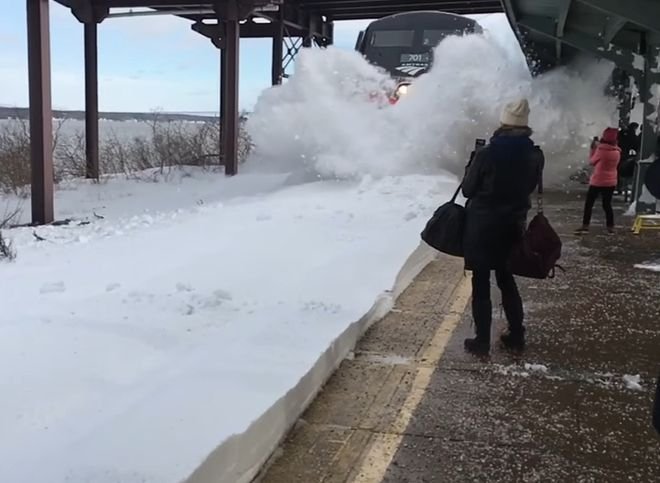 В сети набирает популярность видео с поездом, завалившим людей снегом