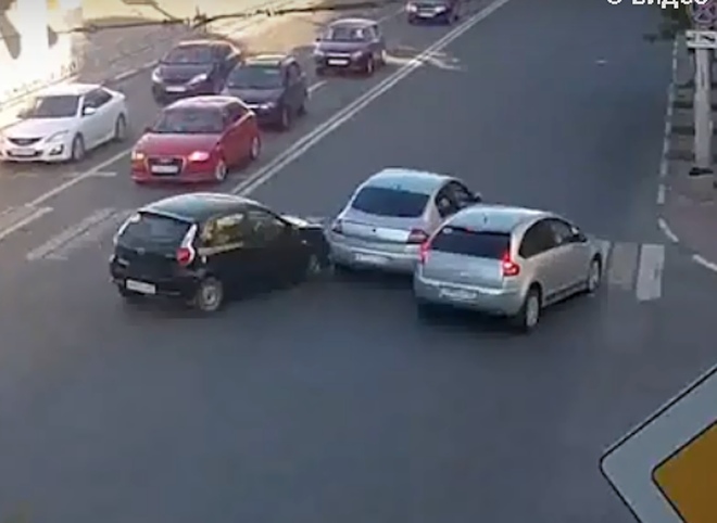 ДТП с участием трех авто в центре Рязани попало на видео