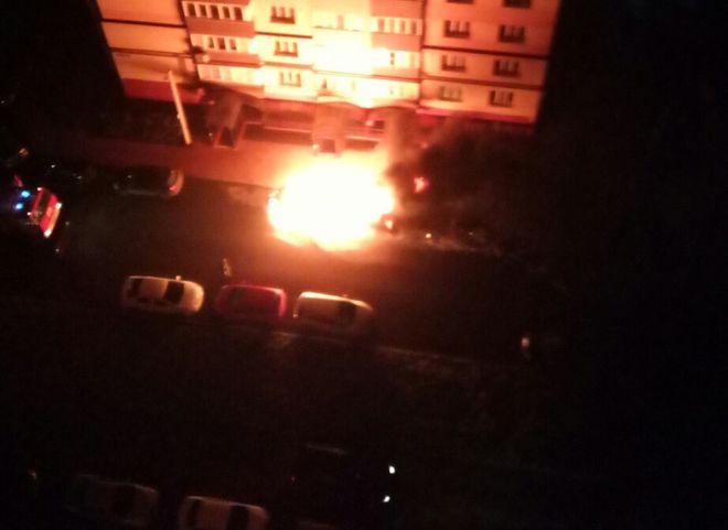 МЧС: на Шереметьевской один автомобиль уничтожен огнем, еще два повреждены