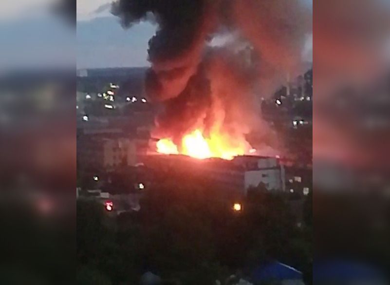 Родники горит мебельный. Горящее здание. Пожар в Москве. Пожар на мебельной фабрике в Подмосковье. Пожар сегодня.