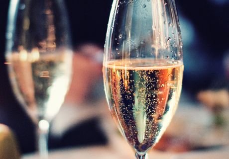 В РФ к Новому году снизят цены на шампанское