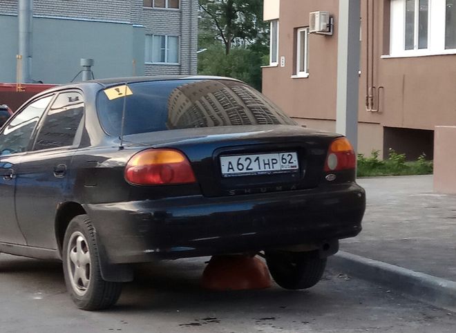Фото: в Рязани неопытный водитель «повис» на парковке
