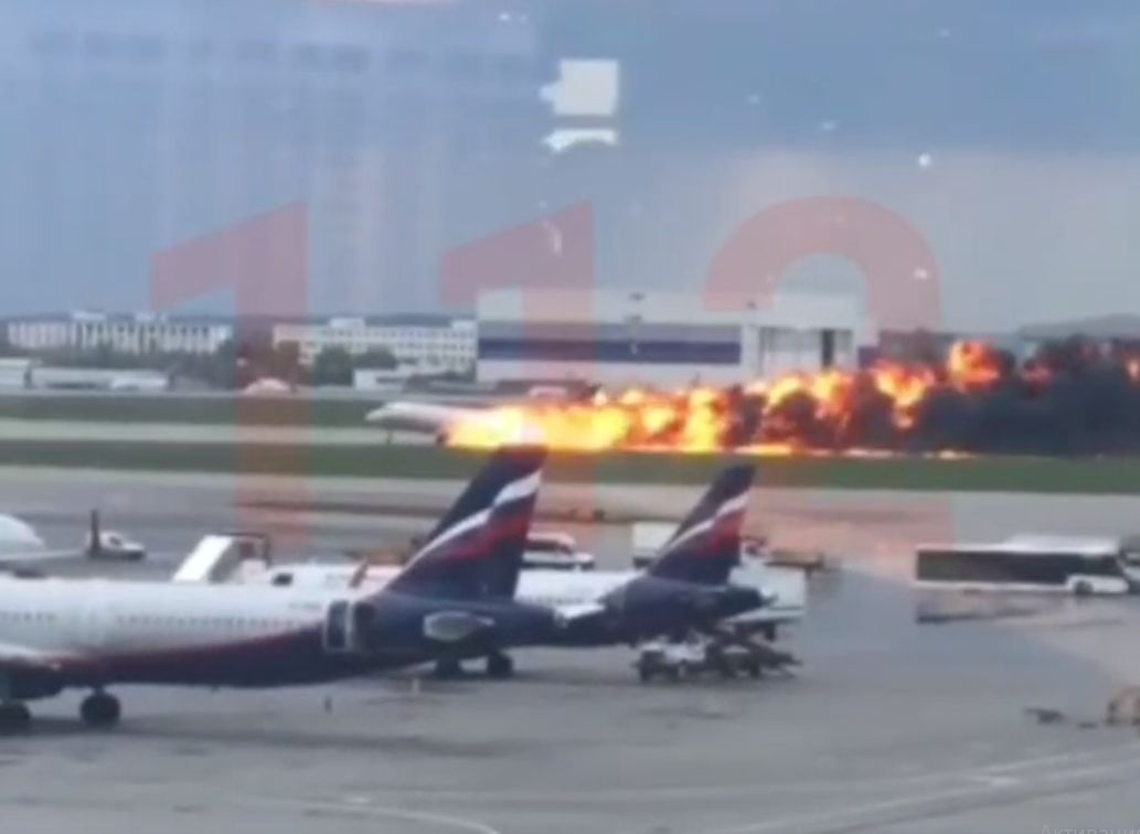 В аэропорту Шереметьево приземлился горящий самолет (видео)