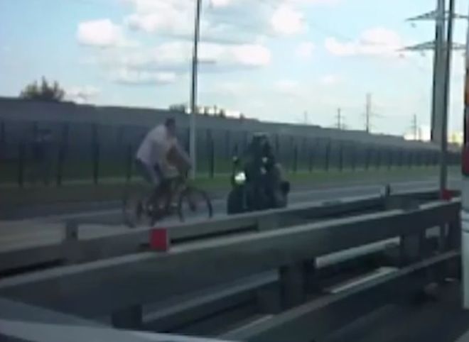 В Москве мотоциклист насмерть сбил велосипедиста (видео)