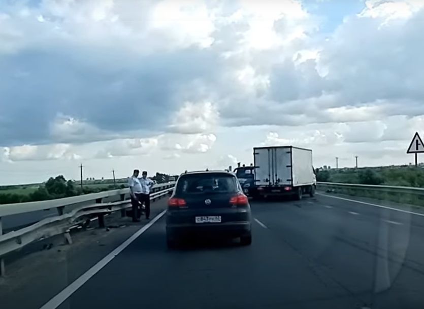 На Солотчинском шоссе столкнулись фургон и легковушка