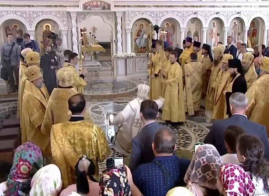 Патриарх Кирилл упал во время освящения храма в Новороссийске