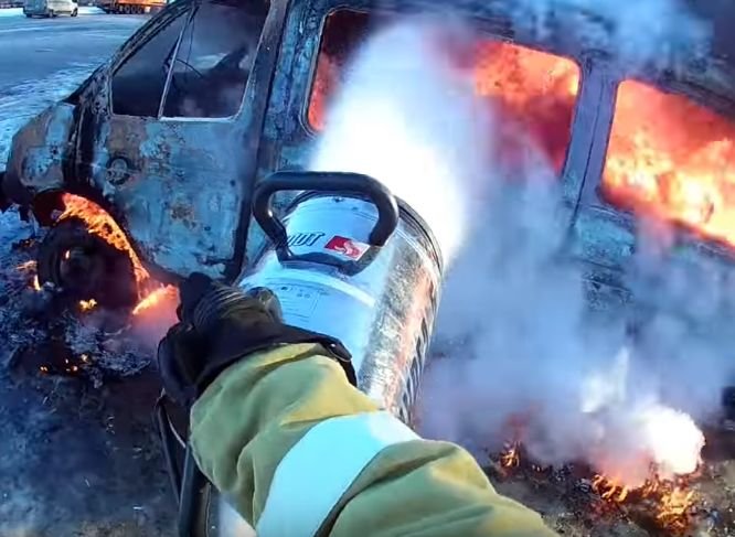 Пожарные сняли видео тушения «Газели» на Рязанском шоссе