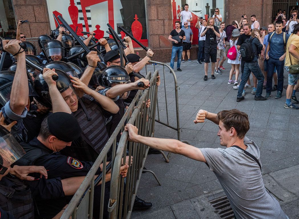 Число задержанных на акции протеста в центре Москвы перевалило за тысячу