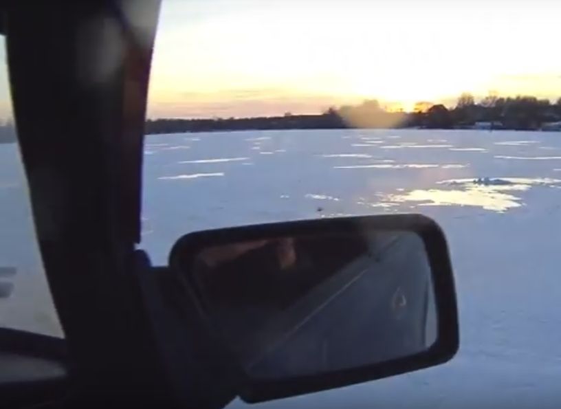 Рязанцы устроили опасный дрифт на льду озера (видео)