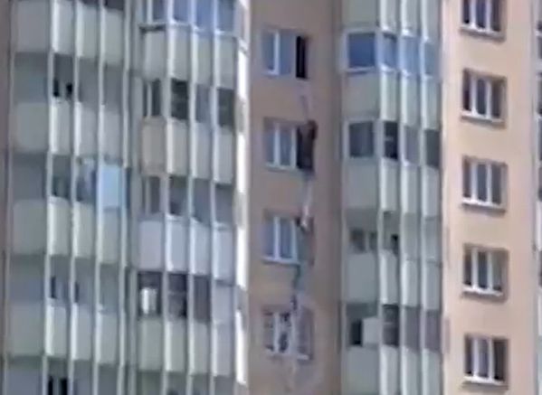В Санкт-Петербурге женщина погибла, пытаясь спуститься с девятого этажа по простыням