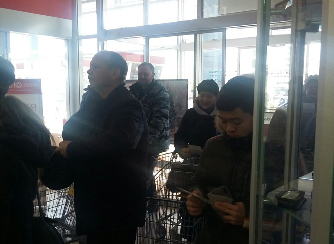 На открытие нового гипермаркета «Лента» в Рязани пришло около 500 человек (видео)