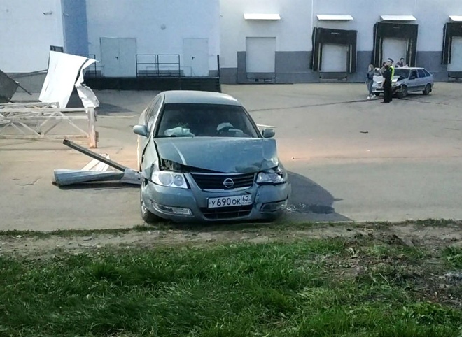 В Рязани пьяный водитель снес забор и влетел в припаркованный автомобиль с людьми