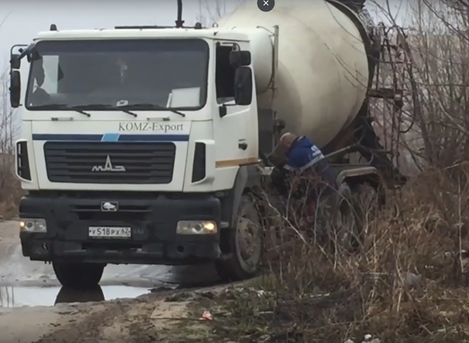 Видео: в зеленой зоне Семчина сливают бетон