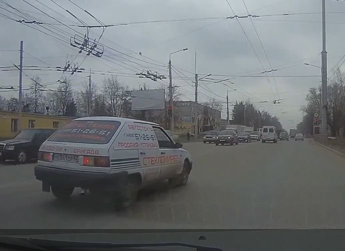 Видео: рязанский «стекольщик» нарушил ПДД из-за тонировки и плохого обзора (видео)