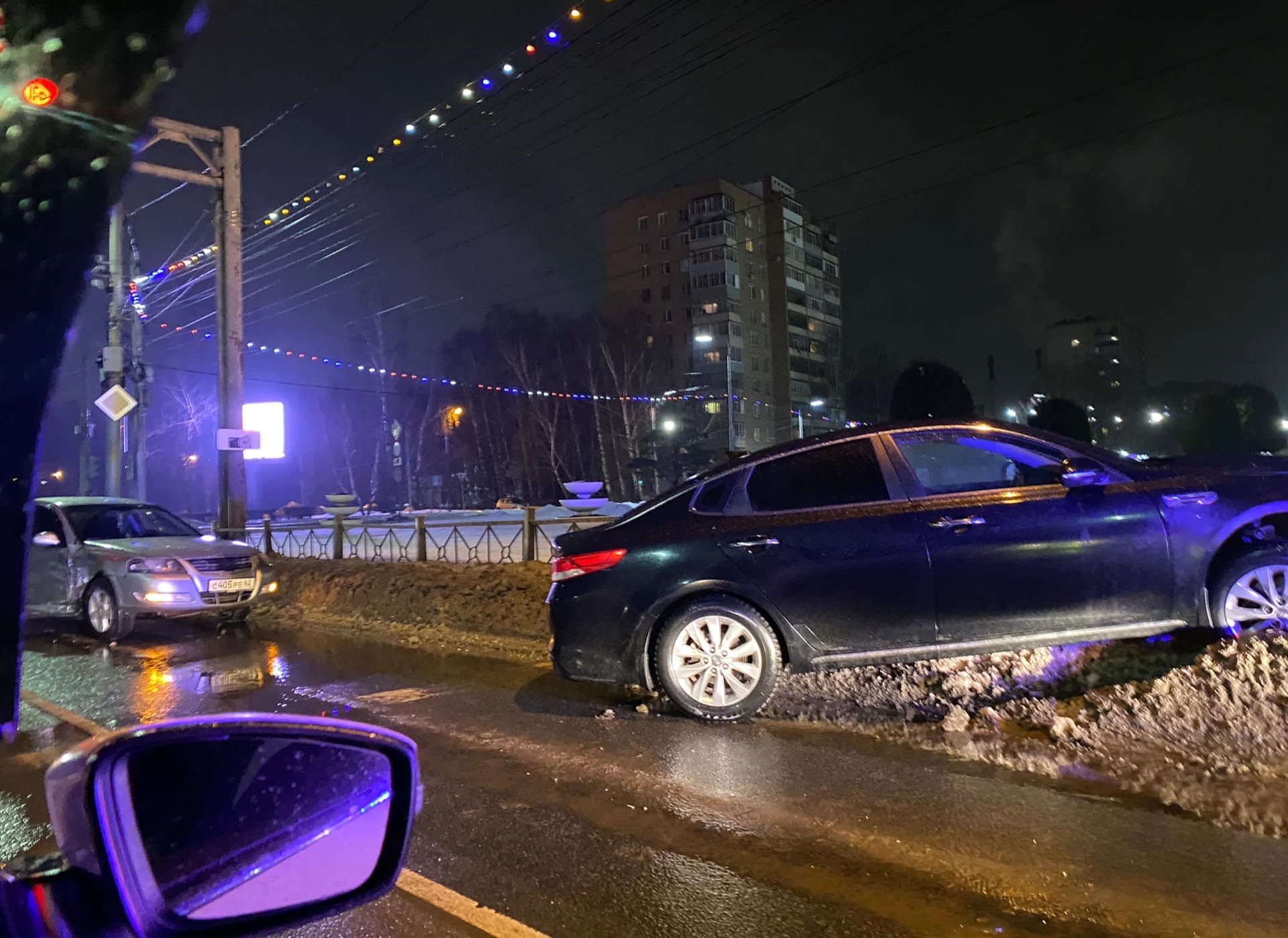 На Московском шоссе иномарка влетела в дорожное ограждение