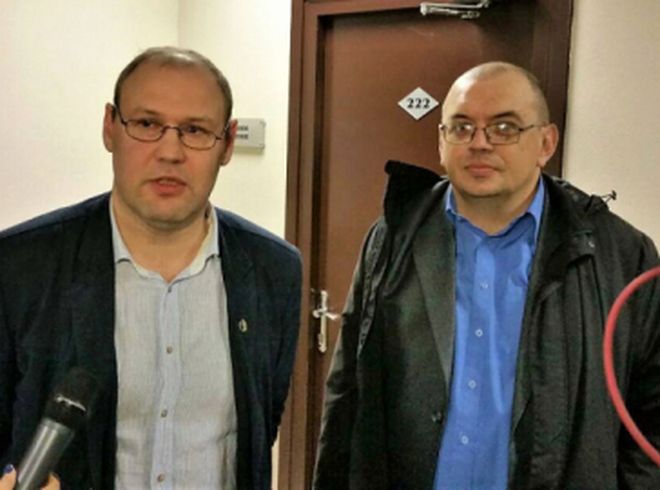 Адвокат Максим Камакин (слева) и Эдуард Никитин
