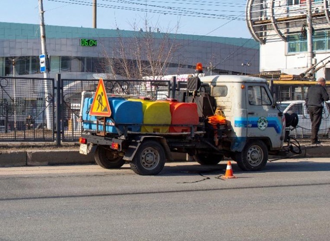 На Московском шоссе приступили к мытью ограждений