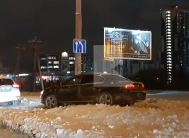 На Московском шоссе засняли водителей, объезжающих пробку по тротуару