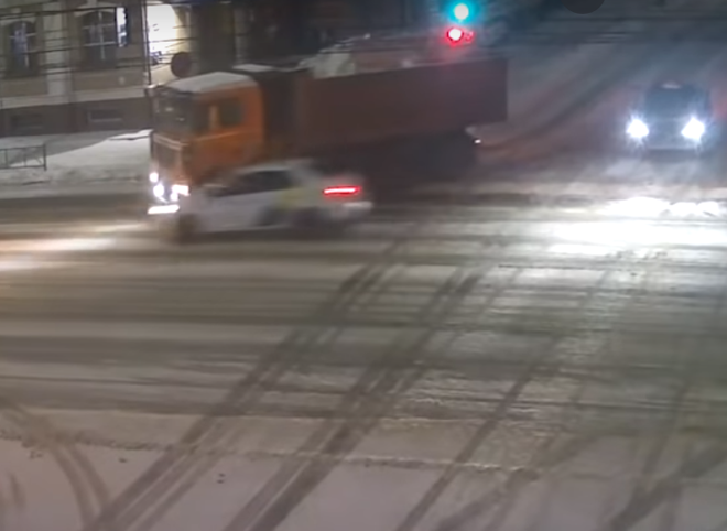 На улице Ленина проскочившая на «красный» легковушка врезалась в КАМАЗ (видео)