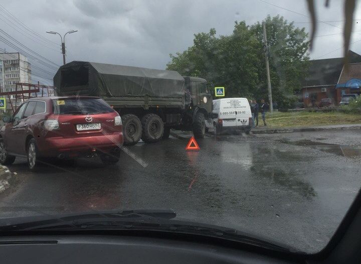Фото: попавший в ДТП военный КАМАЗ перекрыл улицу Зубковой