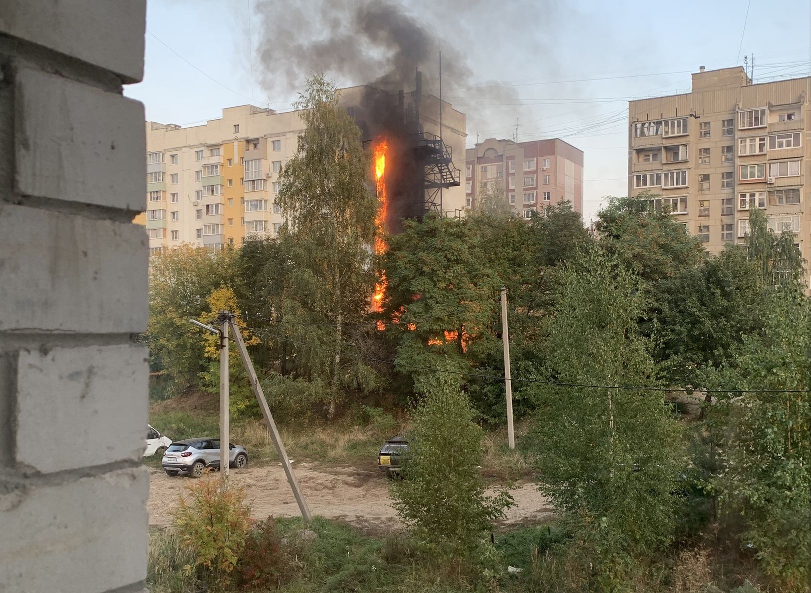 При пожаре на вышке на улице Зубковой был поврежден кабель
