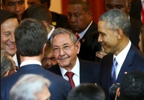 Лидеры США и Кубы поздоровались через 50 лет