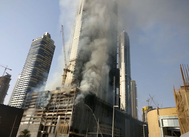 В Дубае сгорел строящийся небоскреб (видео)