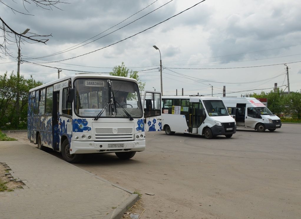 На конечной остановке в Недостоеве столкнулись две маршрутки, пострадал пассажир