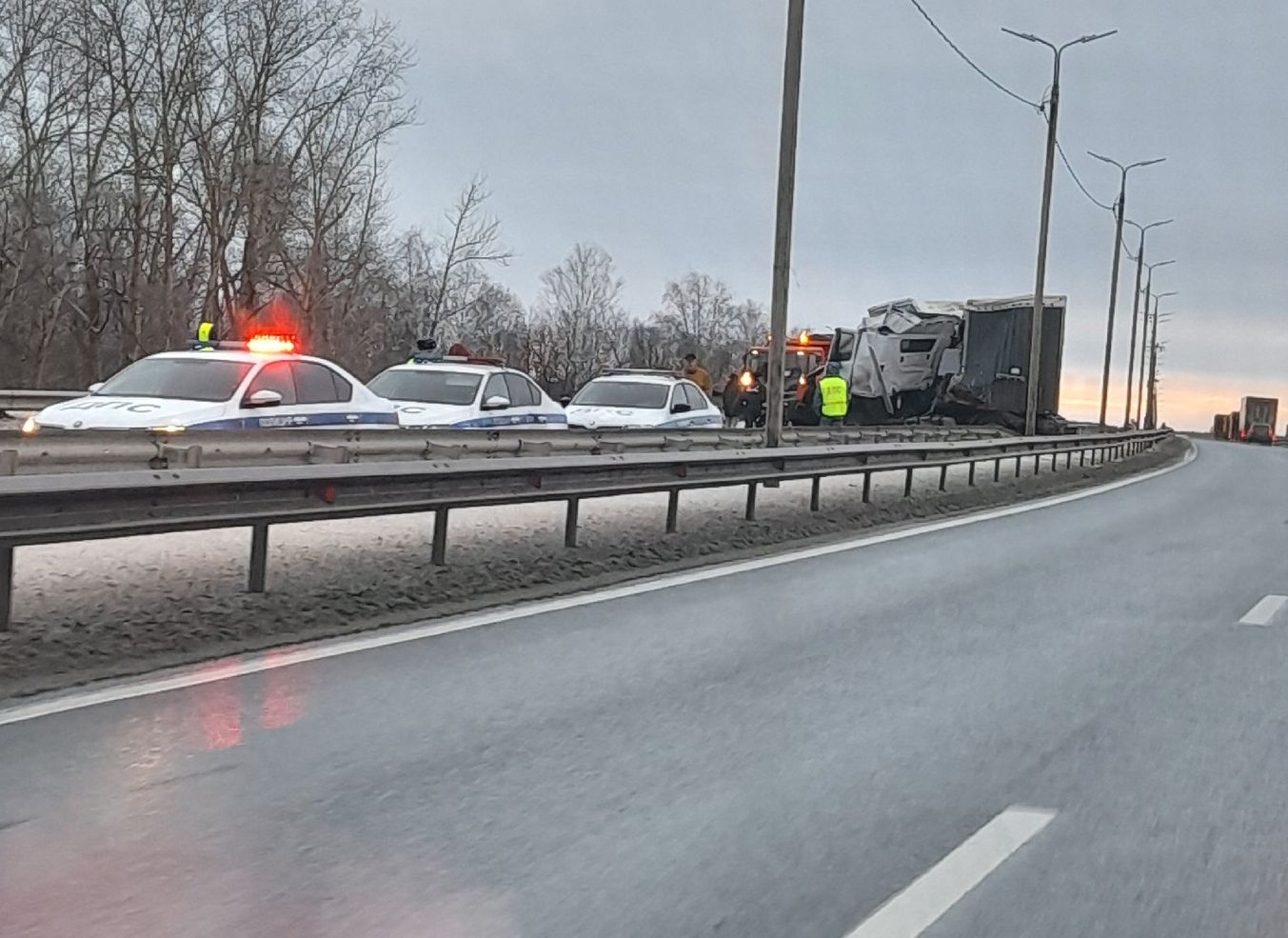 На трассе М5 в Спасском районе дальнобойщик протаранил три машины, включая  автомобиль ДПС