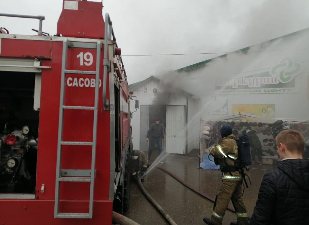Рынок в Сасове тушат четыре пожарных расчета