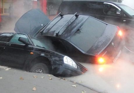 Видео: в Самаре два автомобиля провалились в дыру в асфальте