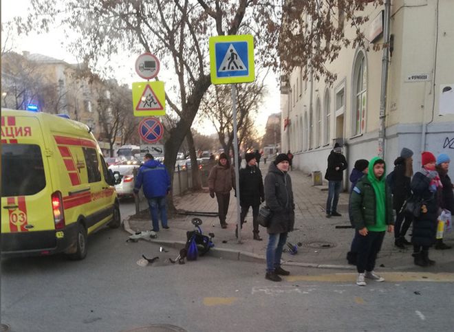В Екатеринбурге внедорожник сбил на тротуаре мать с малышом