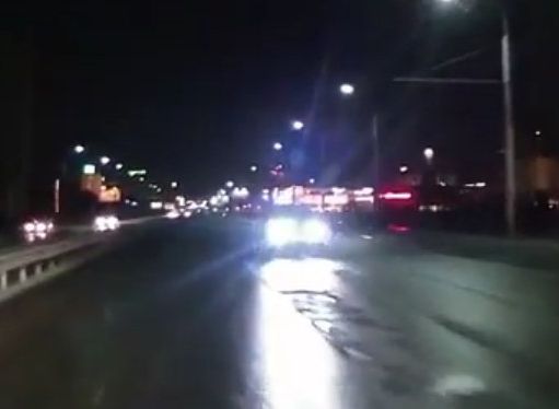 Видео: автомобиль едет по встречке на Московском шоссе
