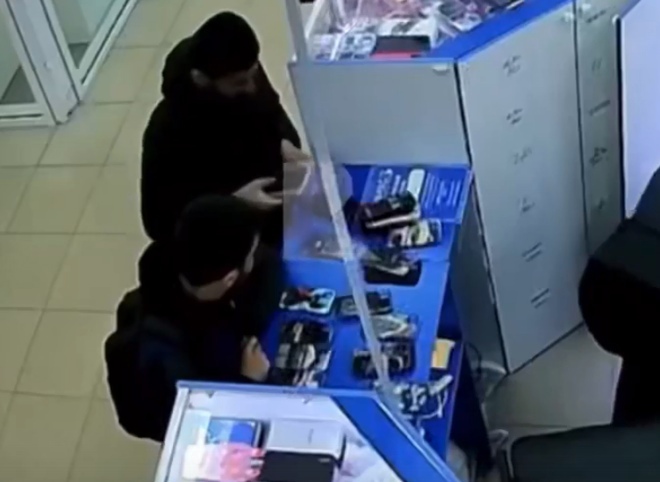 В рязанском ТРЦ «Круиз» попала на видео кража чехлов для iPhone