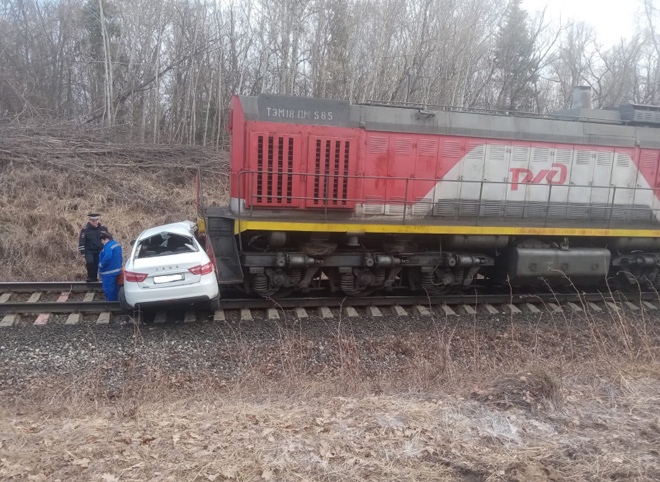 В Ухоловском районе локомотив протаранил «Ладу», погибли двое мужчин