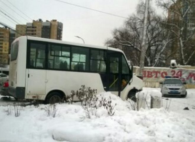 На Касимовском шоссе маршрутка врезалась в столб