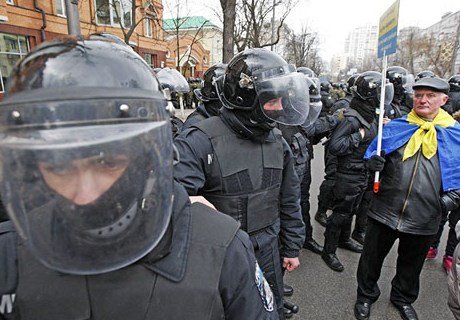 В Киеве произошло нападение на посольство России (видео)