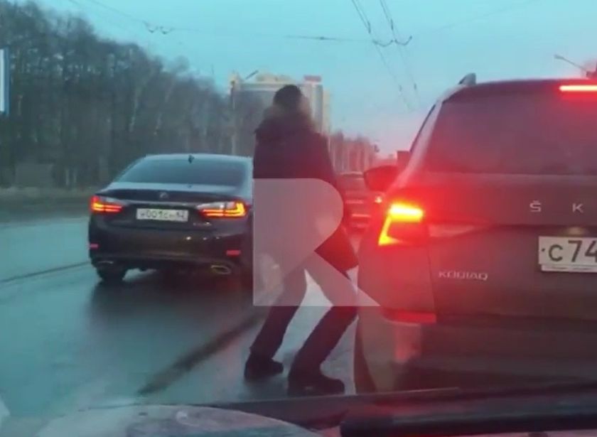 На Московском шоссе засняли странного мужчину с гитарой