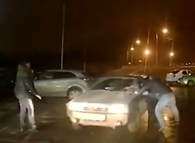 Опубликовано видео нападения на полицейских у торгового центра в Рязани