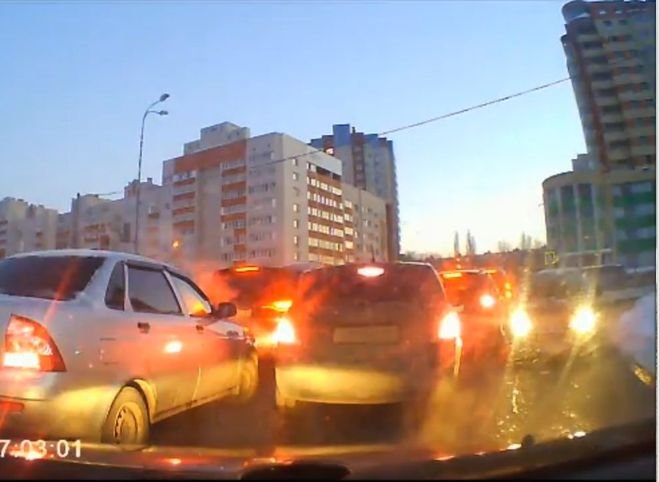 Видео: в Рязани автомобиль «заблудился» у «Глобуса»