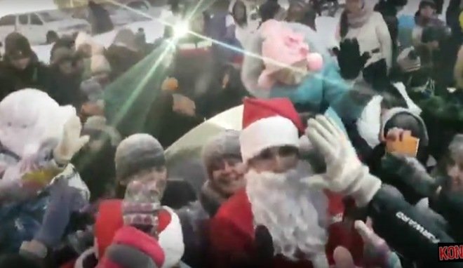 Жители Уфы устроили давку на встрече «Рождественского каравана Coca-Cola» (видео)
