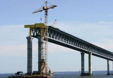 Турецкий сухогруз врезался в строящийся мост в Крым