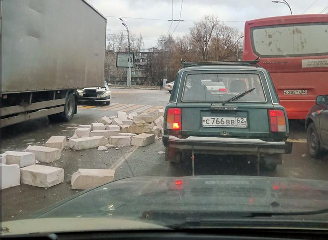 На улице Чкалова проезжую часть завалило бетонными блоками