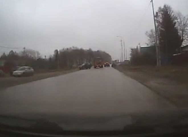 На трассе под Рязанью сразу пять машин чудом избежали столкновения (видео)