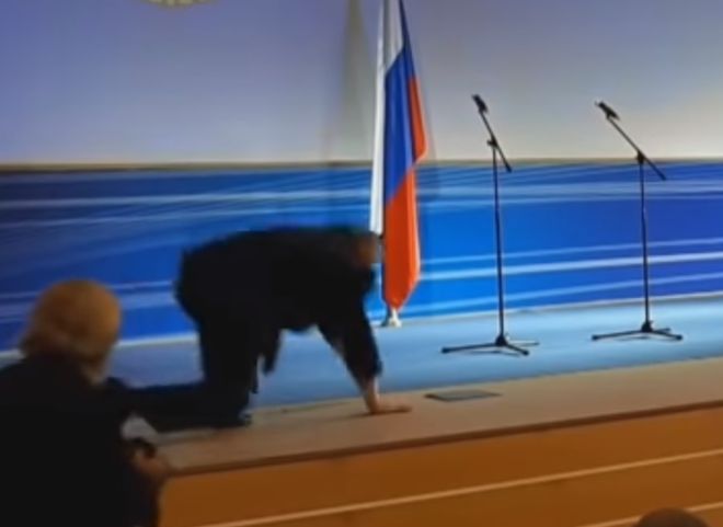Жириновский упал на инаугурации владимирского губернатора (видео)