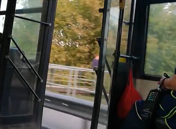 Видео: рязанский троллейбус едет «в режиме проветривания»