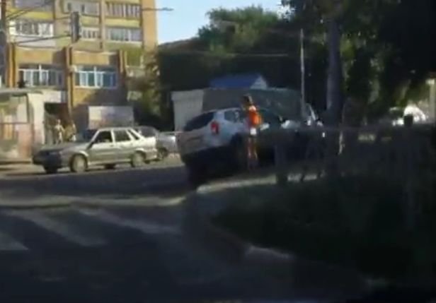 На улице Чкалова внедорожник врезался в «Газель» (видео)