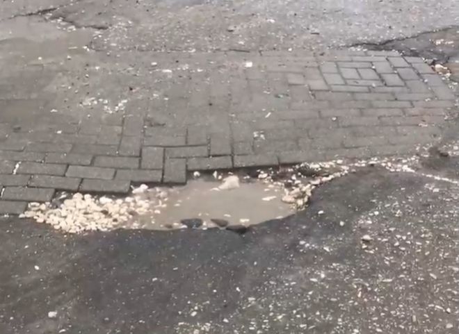 В Рязани дыру в асфальте заделали тротуарной плиткой